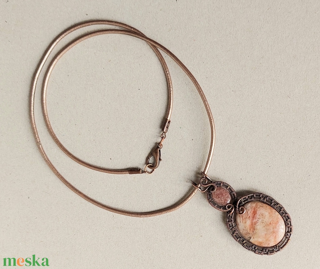 Vörösréz nyaklánc napkővel és eper kvarccal - ékszer - nyaklánc - medálos nyaklánc - Meska.hu