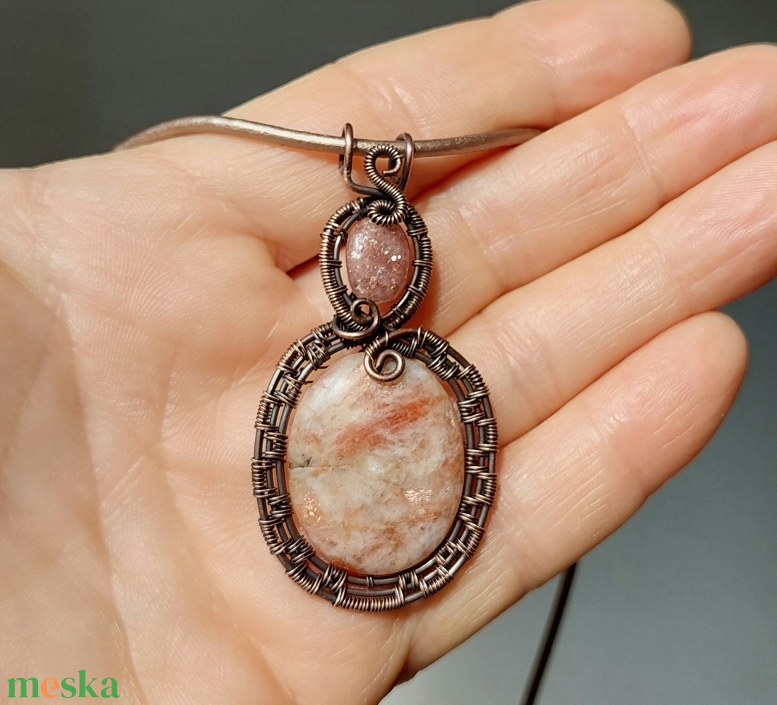 Vörösréz nyaklánc napkővel és eper kvarccal - ékszer - nyaklánc - medálos nyaklánc - Meska.hu