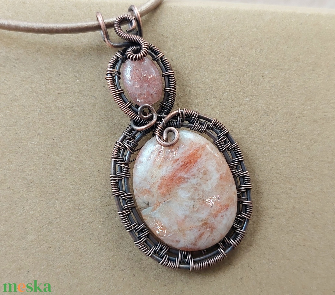 Vörösréz nyaklánc napkővel és eper kvarccal - ékszer - nyaklánc - medálos nyaklánc - Meska.hu