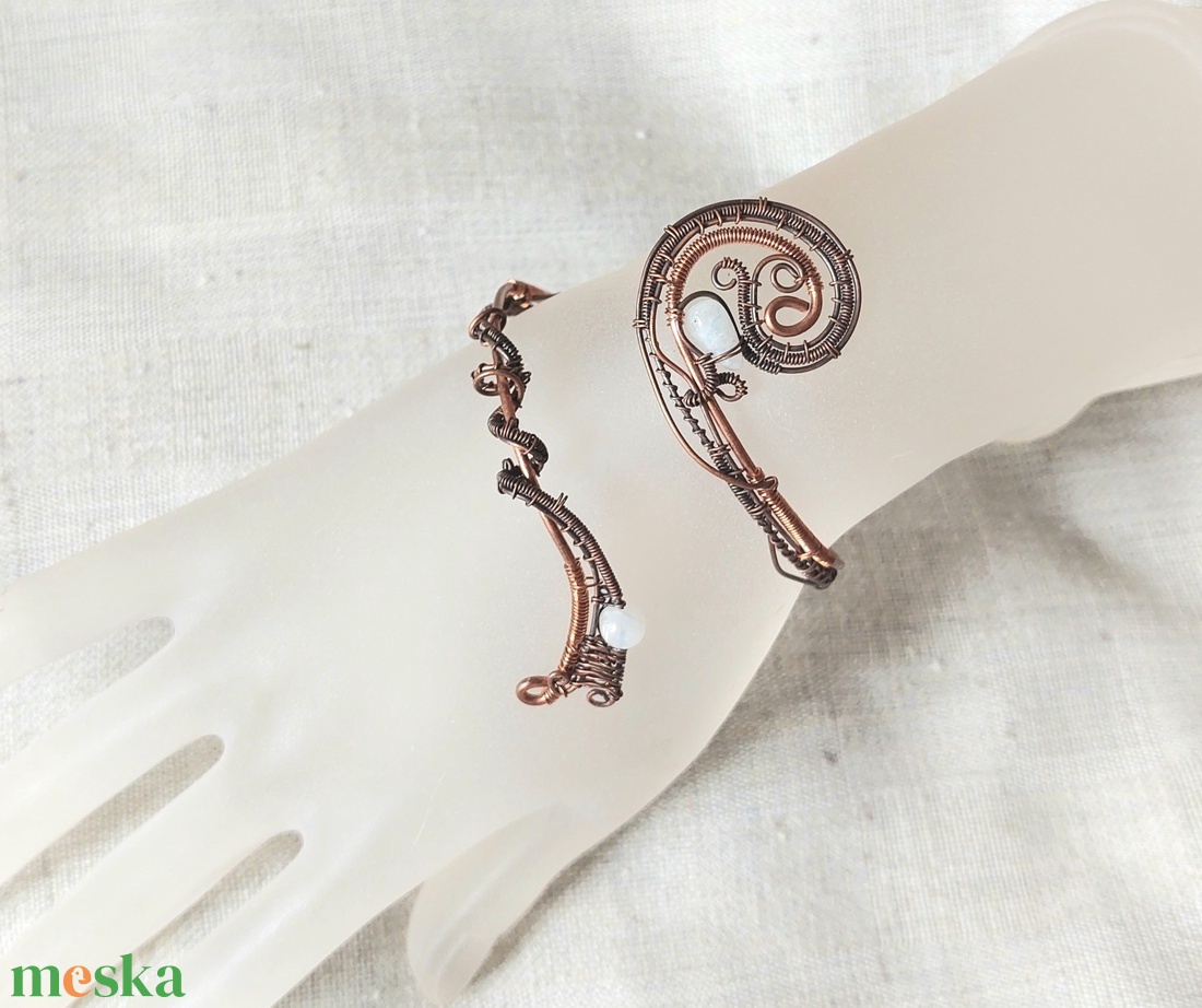 Vörösréz merev karkötő holdkő ásvány kövekkel - ékszer - karkötő - karperec - Meska.hu