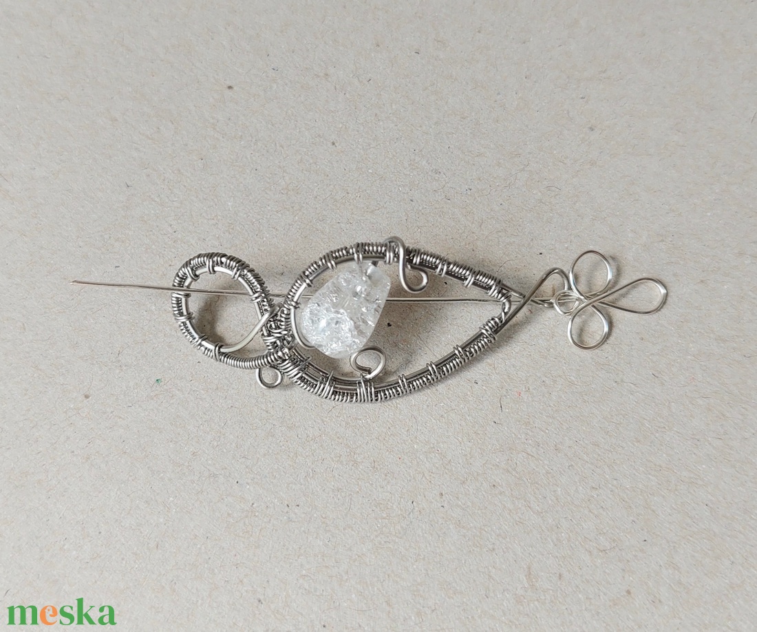Acél bross roppantott hegyikristály ásvánnyal - ékszer - kitűző és bross - Meska.hu