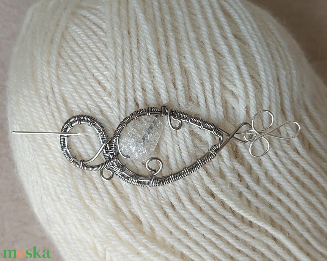 Acél bross roppantott hegyikristály ásvánnyal - ékszer - kitűző és bross - Meska.hu