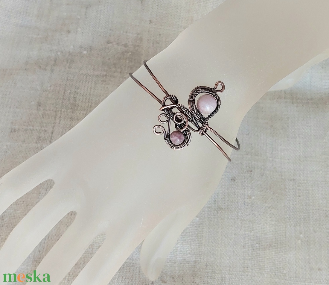 Vörösréz karkötő lepidolit és kunzit ásvány kövekkel - ékszer - karkötő - karperec - Meska.hu