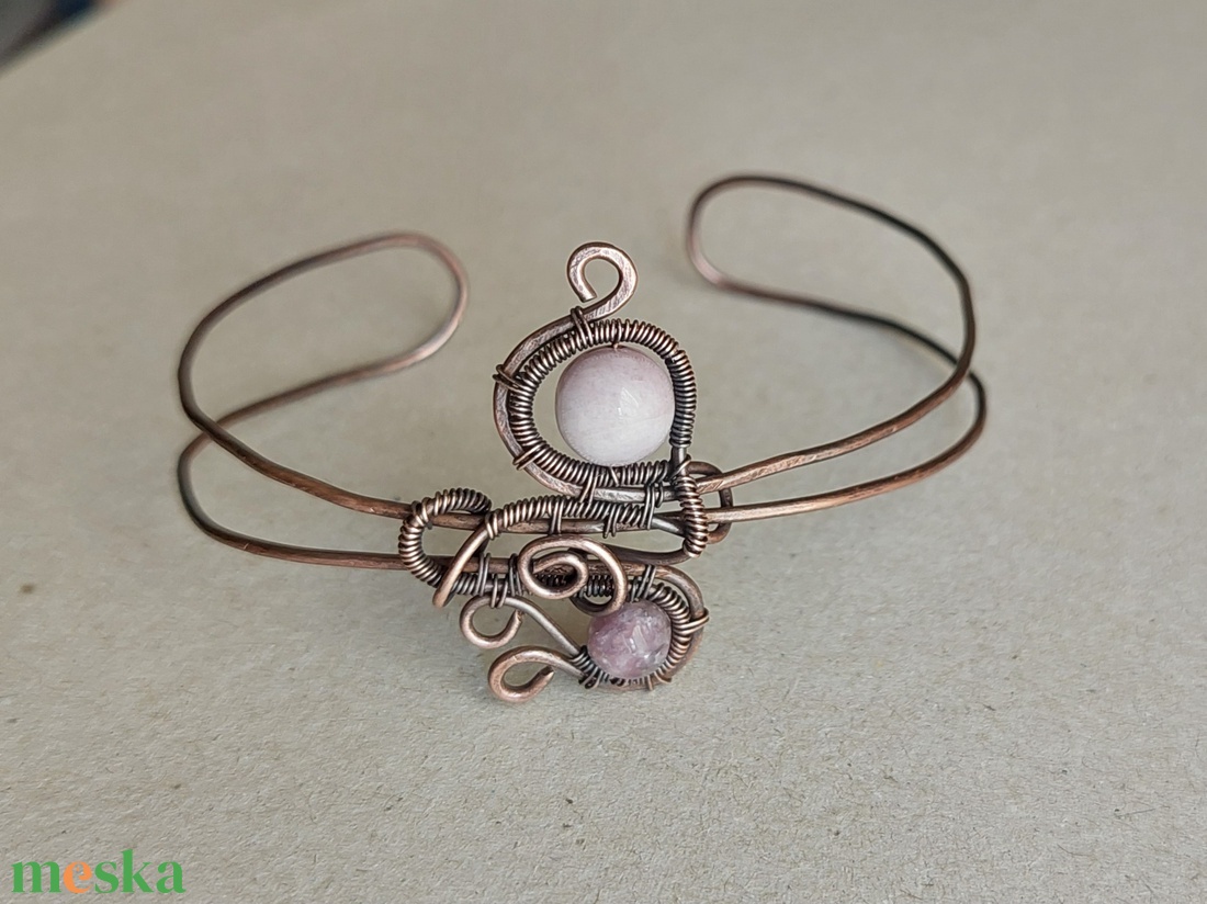 Vörösréz karkötő lepidolit és kunzit ásvány kövekkel - ékszer - karkötő - karperec - Meska.hu