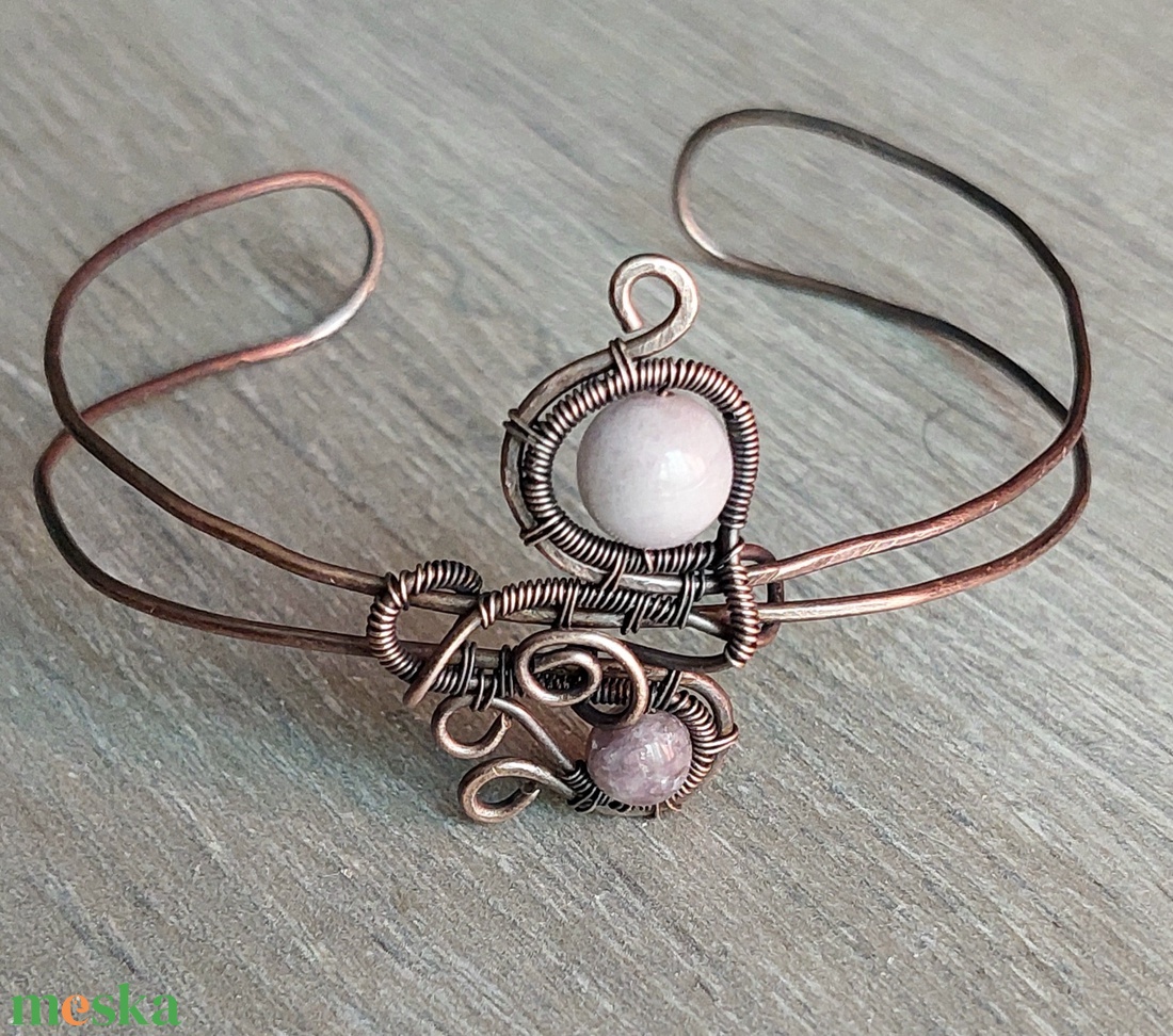 Vörösréz karkötő lepidolit és kunzit ásvány kövekkel - ékszer - karkötő - karperec - Meska.hu