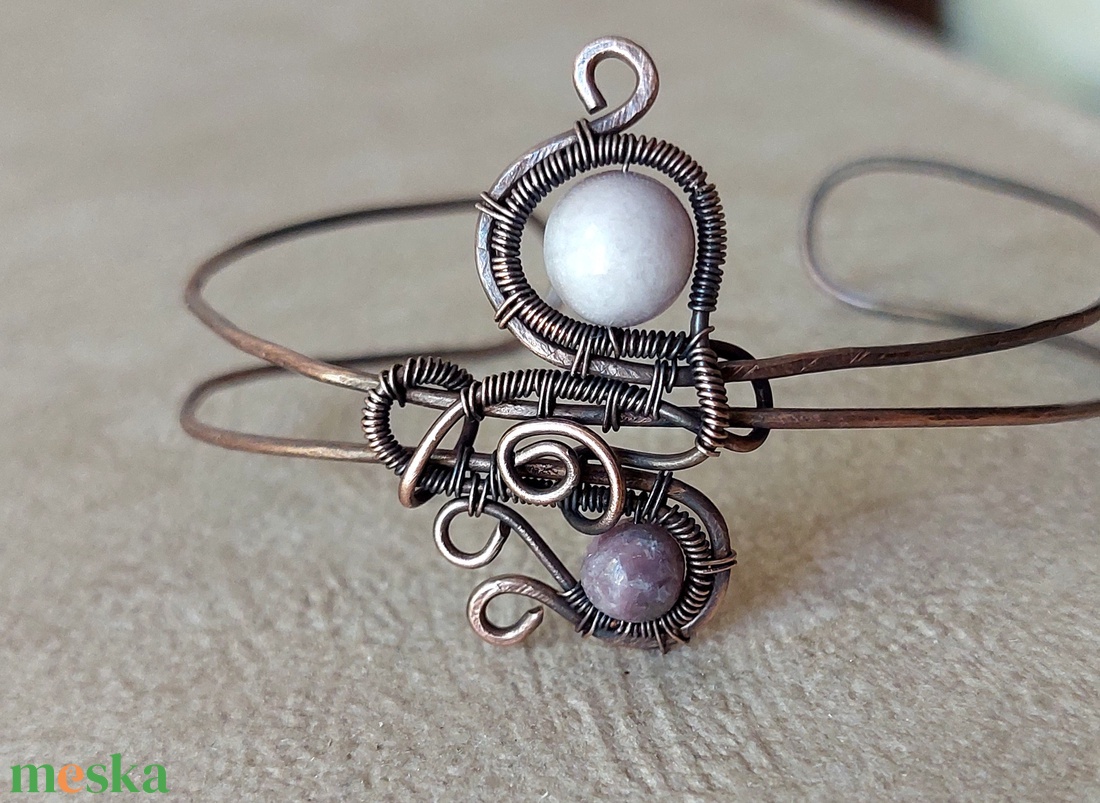 Vörösréz karkötő lepidolit és kunzit ásvány kövekkel - ékszer - karkötő - karperec - Meska.hu