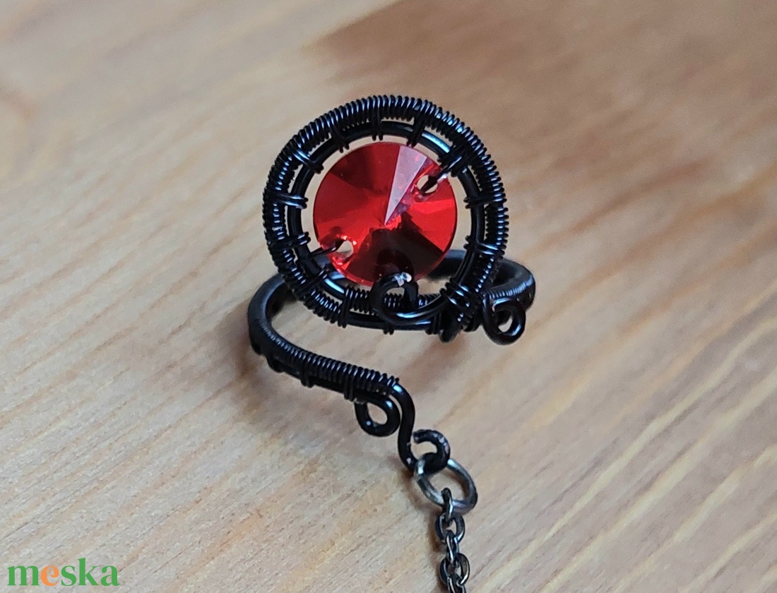 Fekete drót kézékszer swarovski kristályokkal, kézfej karkötő gyűrűvel - ékszer - karkötő - kézfej karkötő - Meska.hu