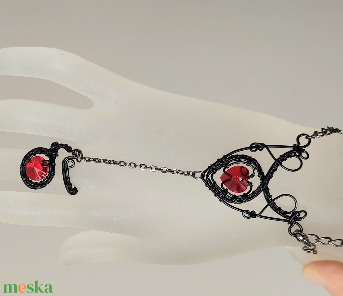 Fekete drót kézékszer swarovski kristályokkal, kézfej karkötő gyűrűvel - ékszer - karkötő - kézfej karkötő - Meska.hu