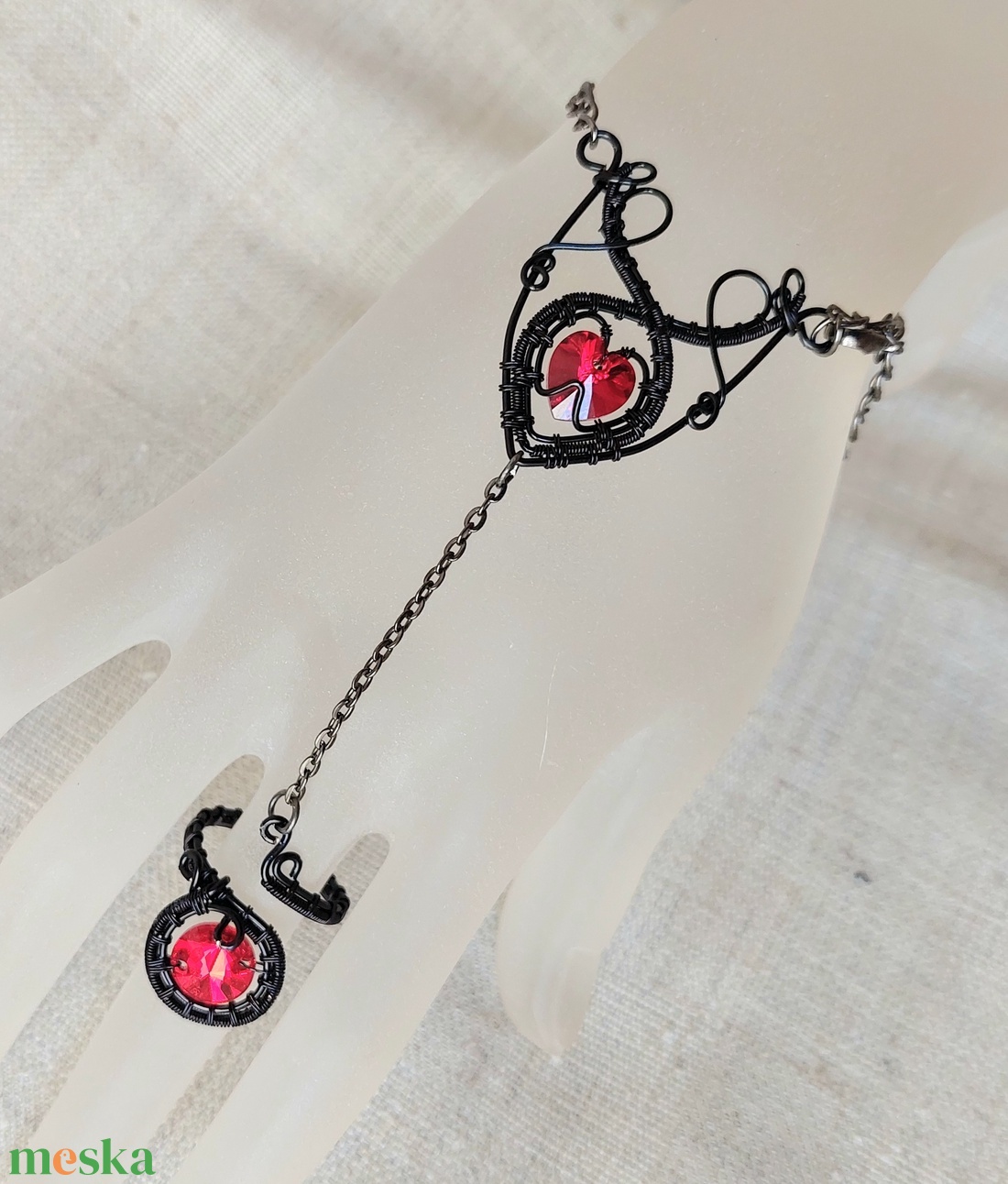 Fekete drót kézékszer swarovski kristályokkal, kézfej karkötő gyűrűvel - ékszer - karkötő - kézfej karkötő - Meska.hu