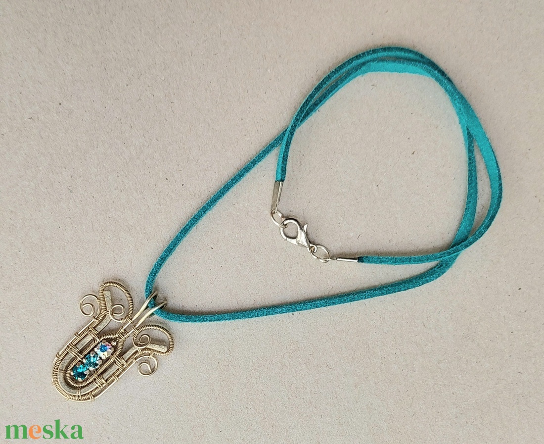 Alpakka nyaklánc 3 féle színű swarovski kristállyal - ékszer - nyaklánc - medálos nyaklánc - Meska.hu
