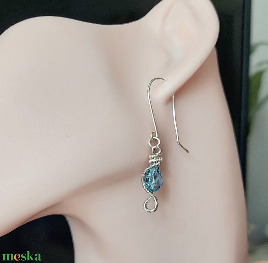 Ezüstözött drót fülbevaló swarovski kristállyal - ékszer - fülbevaló - lógó fülbevaló - Meska.hu