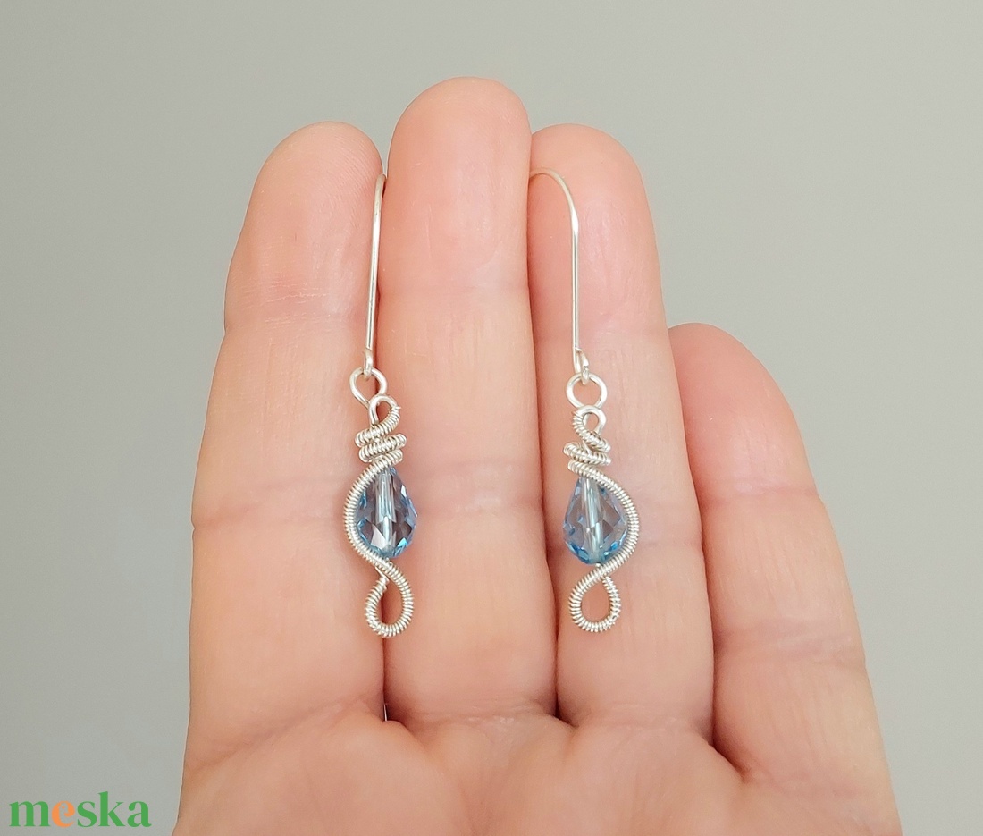 Ezüstözött drót fülbevaló swarovski kristállyal - ékszer - fülbevaló - lógó fülbevaló - Meska.hu