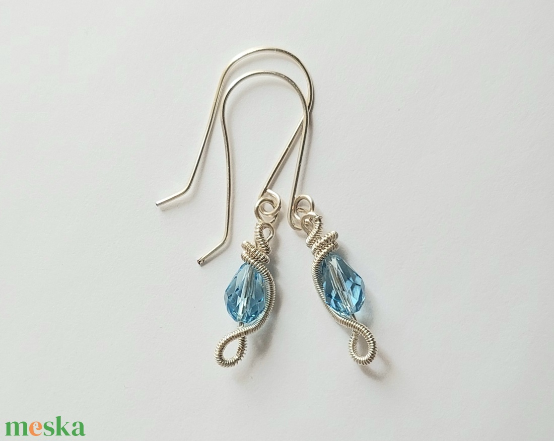 Ezüstözött drót fülbevaló swarovski kristállyal - ékszer - fülbevaló - lógó fülbevaló - Meska.hu