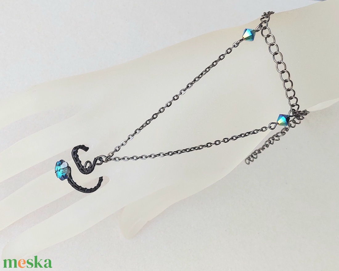 Fekete gyűrűs készékszer swarovski kristályokkal - ékszer - karkötő - kézfej karkötő - Meska.hu