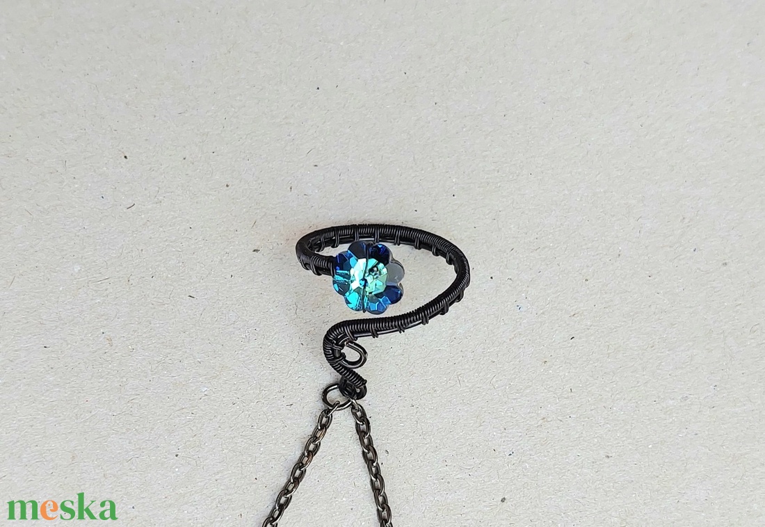 Fekete gyűrűs készékszer swarovski kristályokkal - ékszer - karkötő - kézfej karkötő - Meska.hu