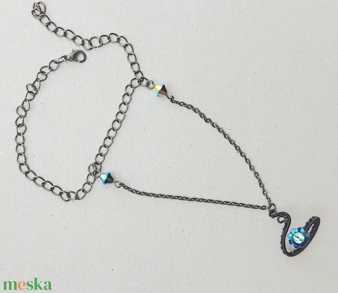 Fekete gyűrűs készékszer swarovski kristályokkal - ékszer - karkötő - kézfej karkötő - Meska.hu