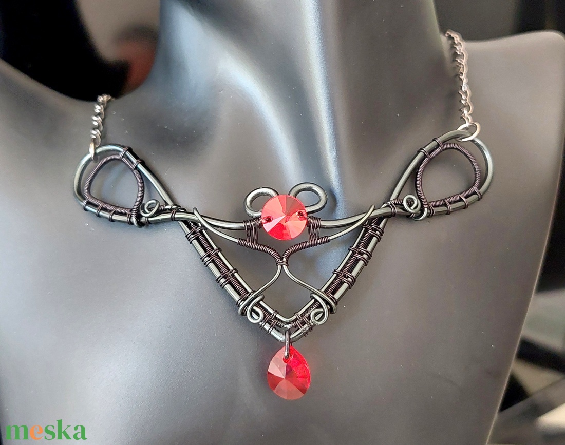 Gótikus stílusú fekete nyakék piros swarovski kristályokkal - ékszer - nyaklánc - statement nyaklánc - Meska.hu