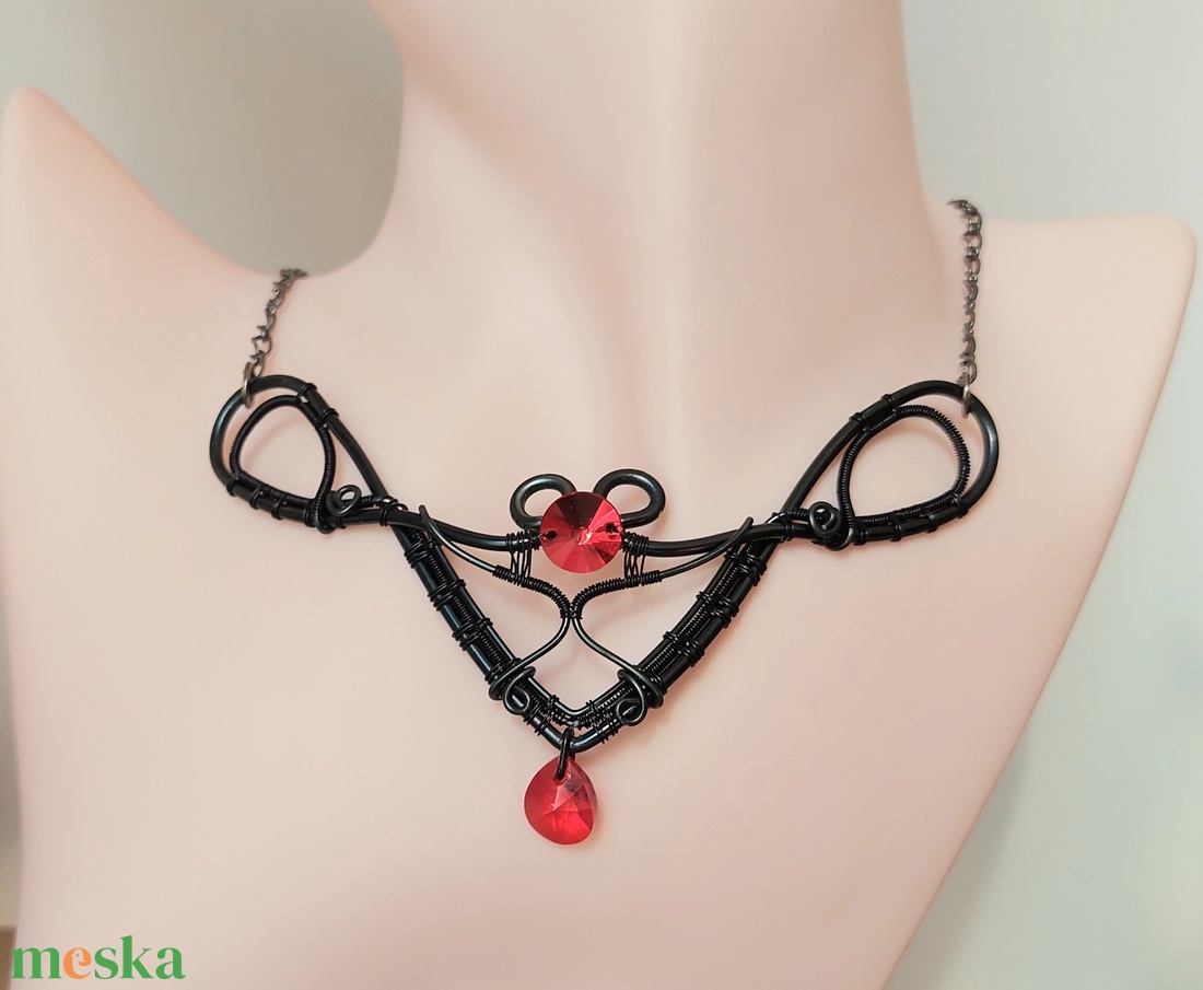 Gótikus stílusú fekete nyakék piros swarovski kristályokkal - ékszer - nyaklánc - statement nyaklánc - Meska.hu