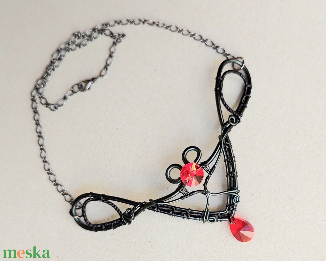 Gótikus stílusú fekete nyakék piros swarovski kristályokkal - ékszer - nyaklánc - statement nyaklánc - Meska.hu
