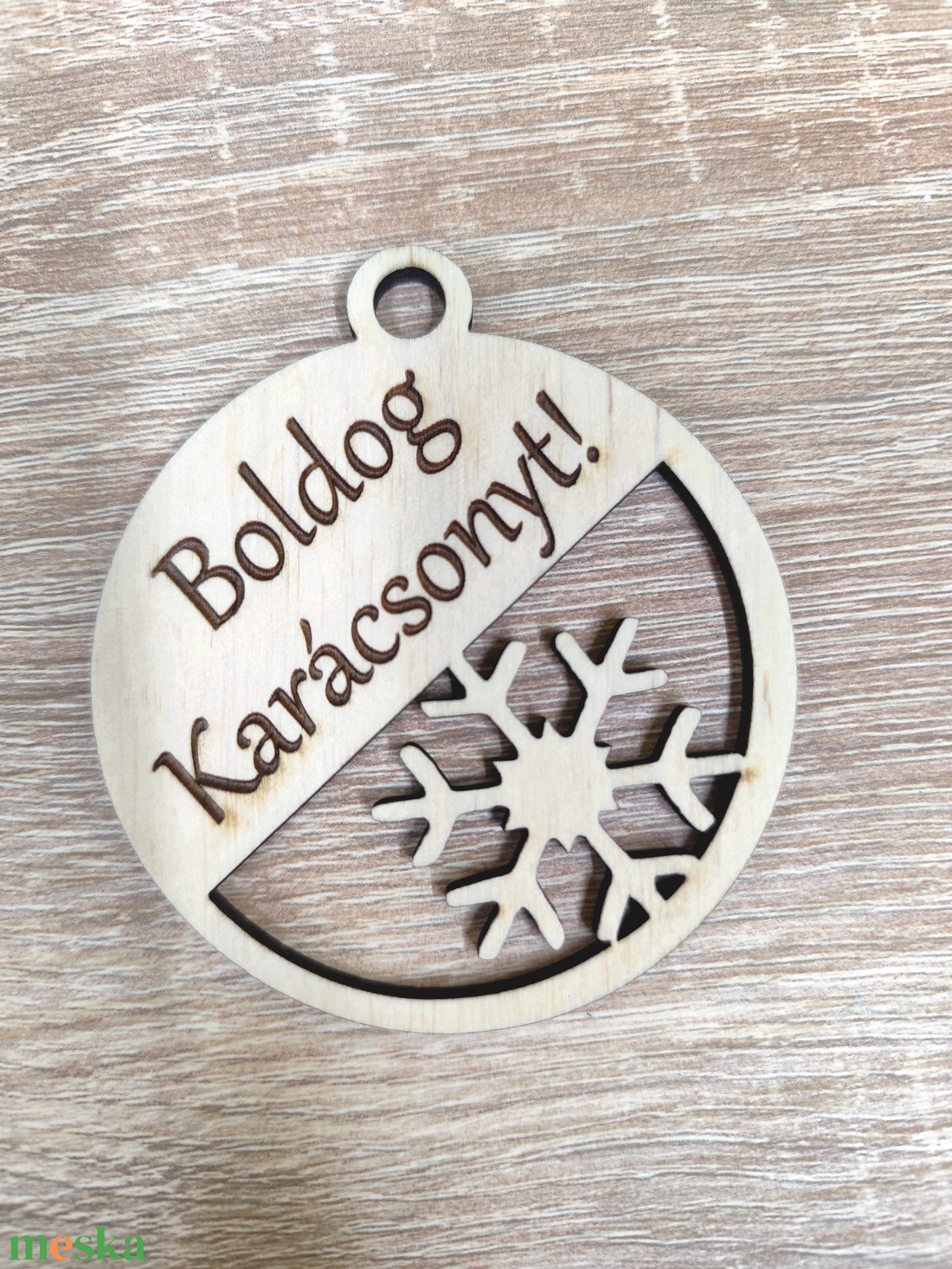 Egyedi felirattal vagy névreszóló karácsonyfadísz fából gömb alakú  - karácsony - karácsonyi lakásdekoráció - karácsonyfadíszek - Meska.hu