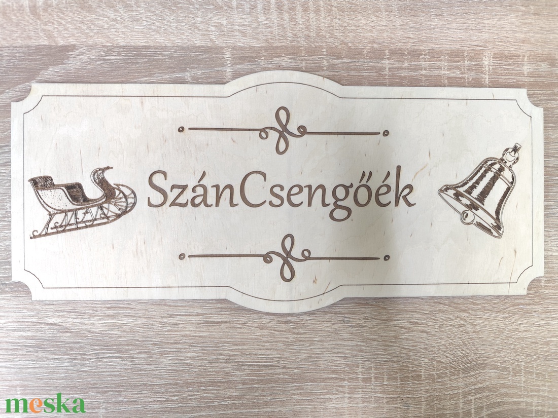 Egyedi neves fa ajtódísz � Névre szóló gravírozott családi névtábla, szójátékos bejárati ajtó dekoráció (35 cm) - otthon & életmód - dekoráció - ajtó- és ablak dekoráció - ajtódísz & kopogtató - Meska.hu