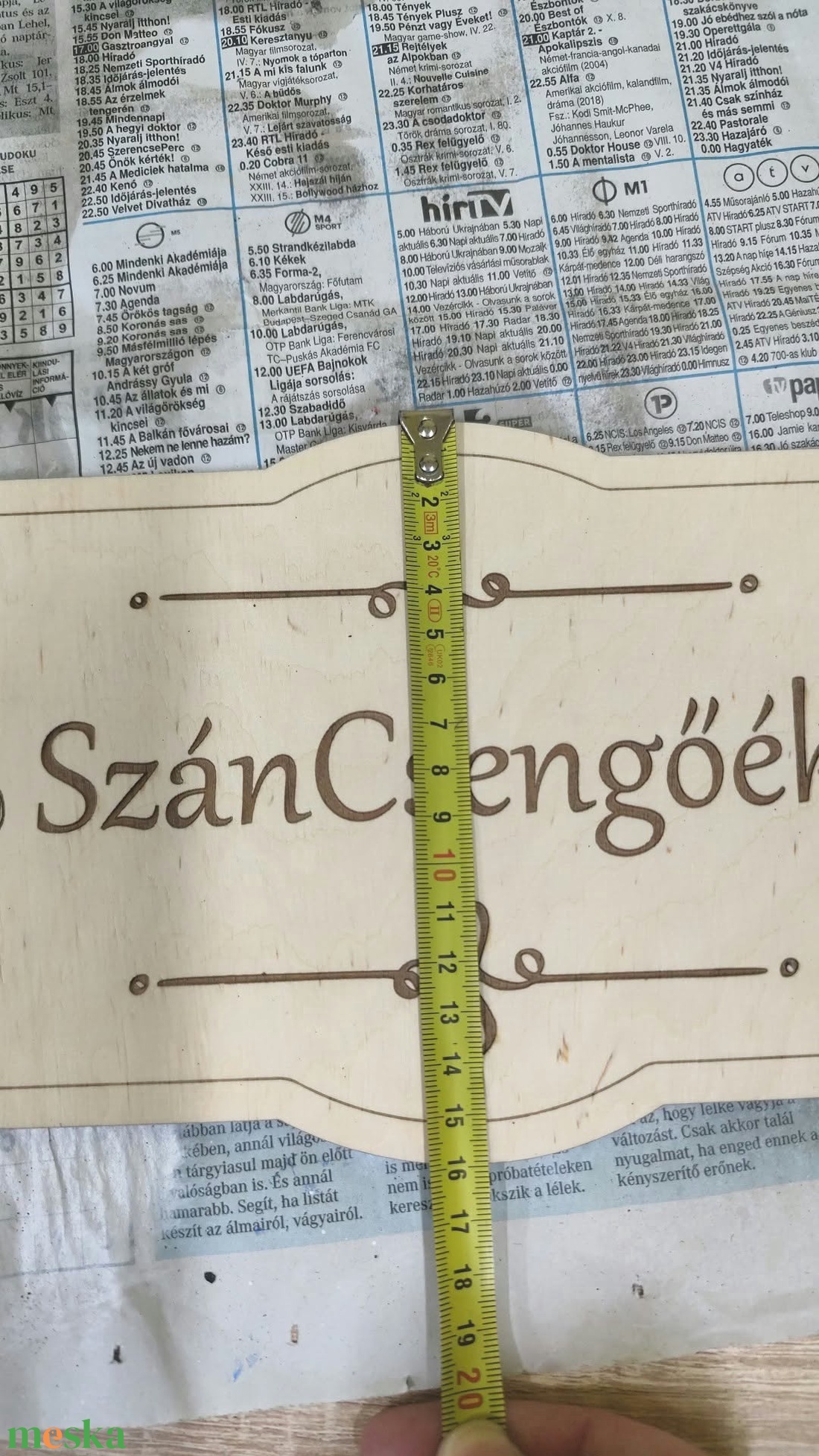 Egyedi neves fa ajtódísz � Névre szóló gravírozott családi névtábla, szójátékos bejárati ajtó dekoráció (35 cm) - otthon & életmód - dekoráció - ajtó- és ablak dekoráció - ajtódísz & kopogtató - Meska.hu
