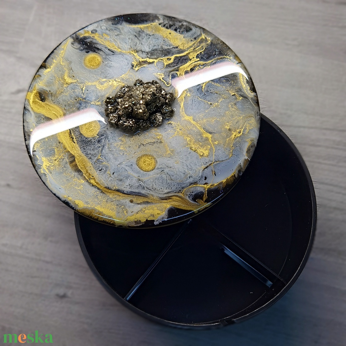 Fekete-arany Epoxy gyantás, Pirites, tükrös ékszer doboz - ékszer - ékszertartó - ékszerdoboz - Meska.hu Fekete-arany Epoxy gyantás, Pirites, tükrös ékszer doboz - ékszer - ékszertartó - ékszerdoboz - Meska.hu