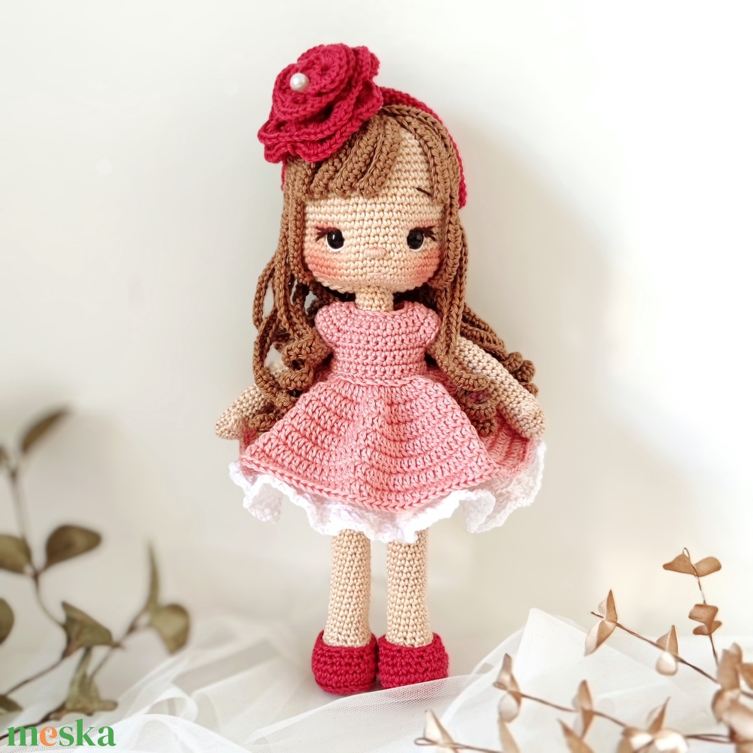 Horgolt baba rózsás hajpánttal - játék & sport - baba & babaház - öltöztethető baba - Meska.hu