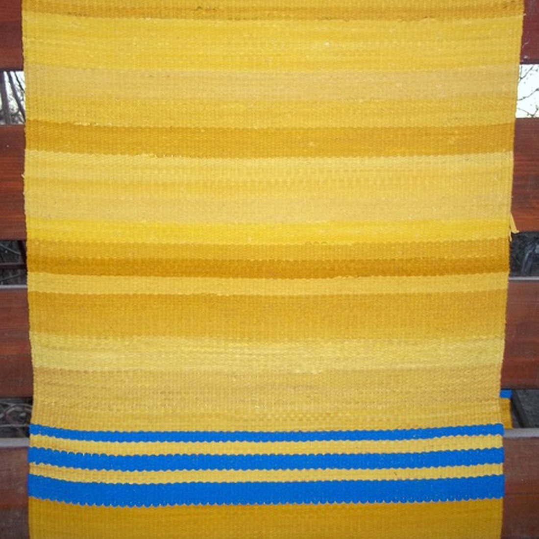 Sárga rongyszőnyeg kék csíkokkal -  - Meska.hu