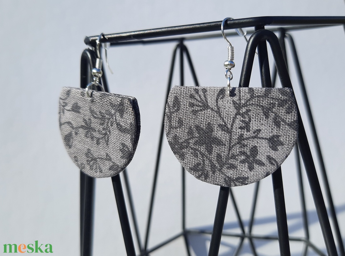 Szürke virágos textil fülbevaló - ékszer - fülbevaló - lógó fülbevaló - Meska.hu