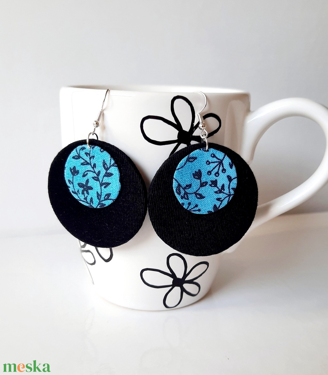 Fekete kék virágos textilfülbevaló - ékszer - fülbevaló - lógós kerek fülbevaló - Meska.hu