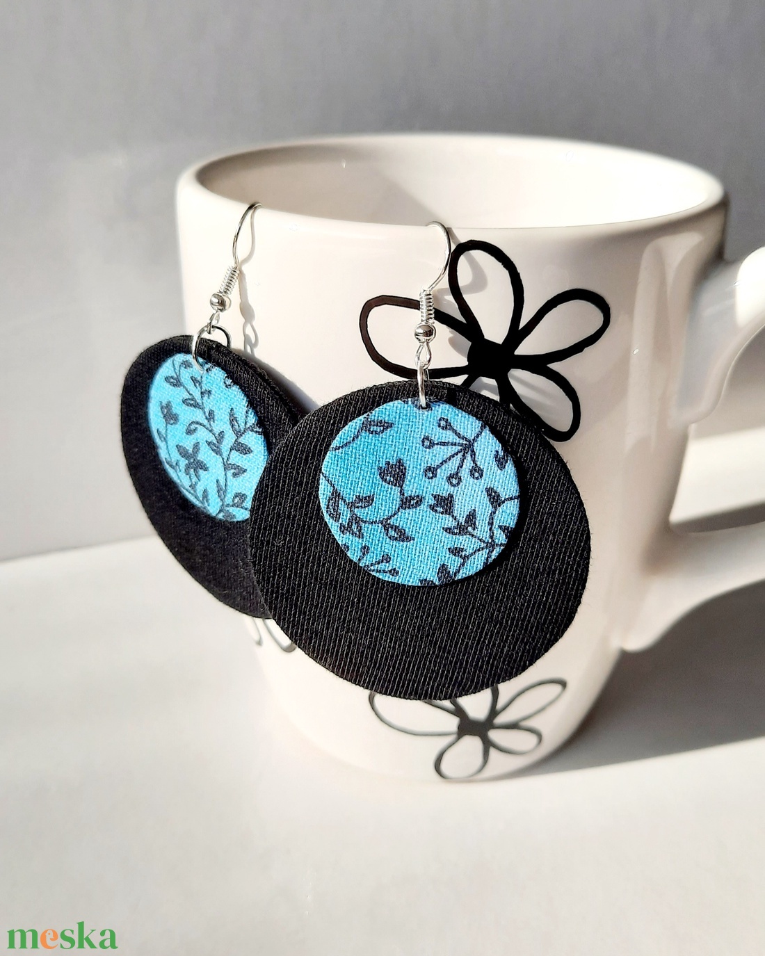 Fekete kék virágos textilfülbevaló - ékszer - fülbevaló - lógós kerek fülbevaló - Meska.hu