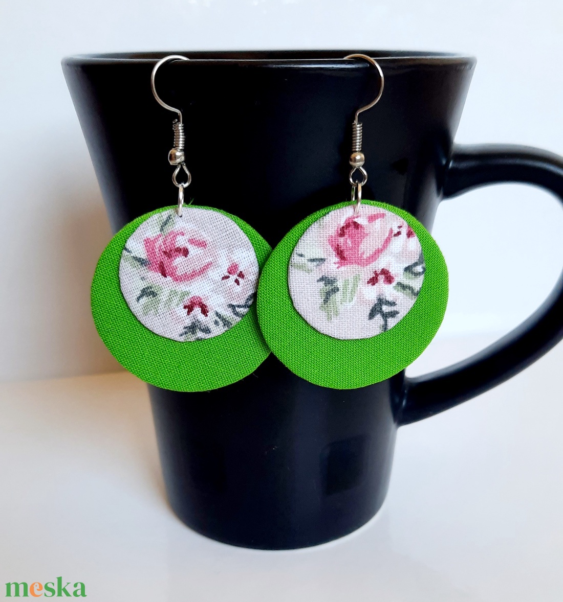 Zöld virágos textilfülbevaló - ékszer - fülbevaló - karika fülbevaló - Meska.hu