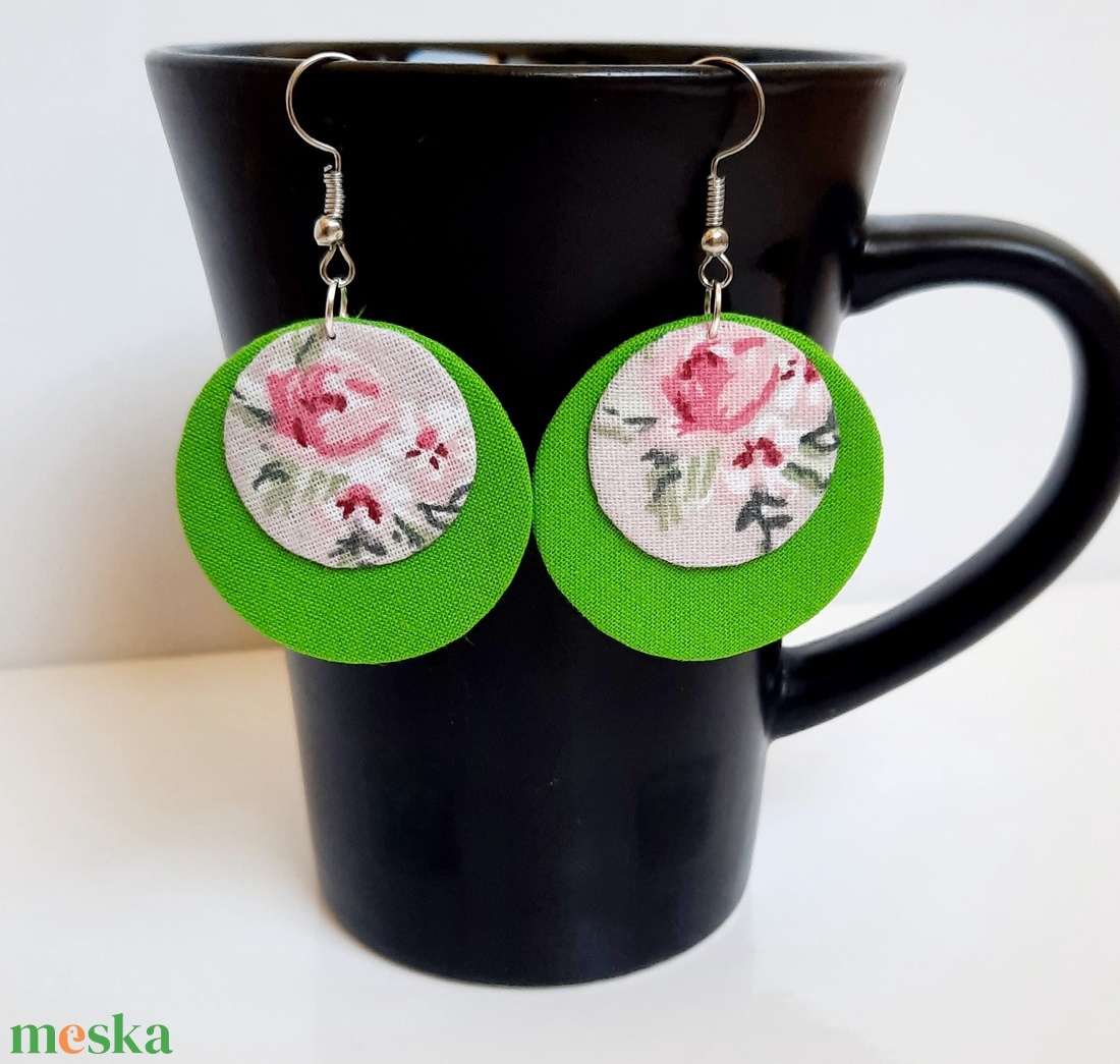 Zöld virágos textilfülbevaló - ékszer - fülbevaló - karika fülbevaló - Meska.hu