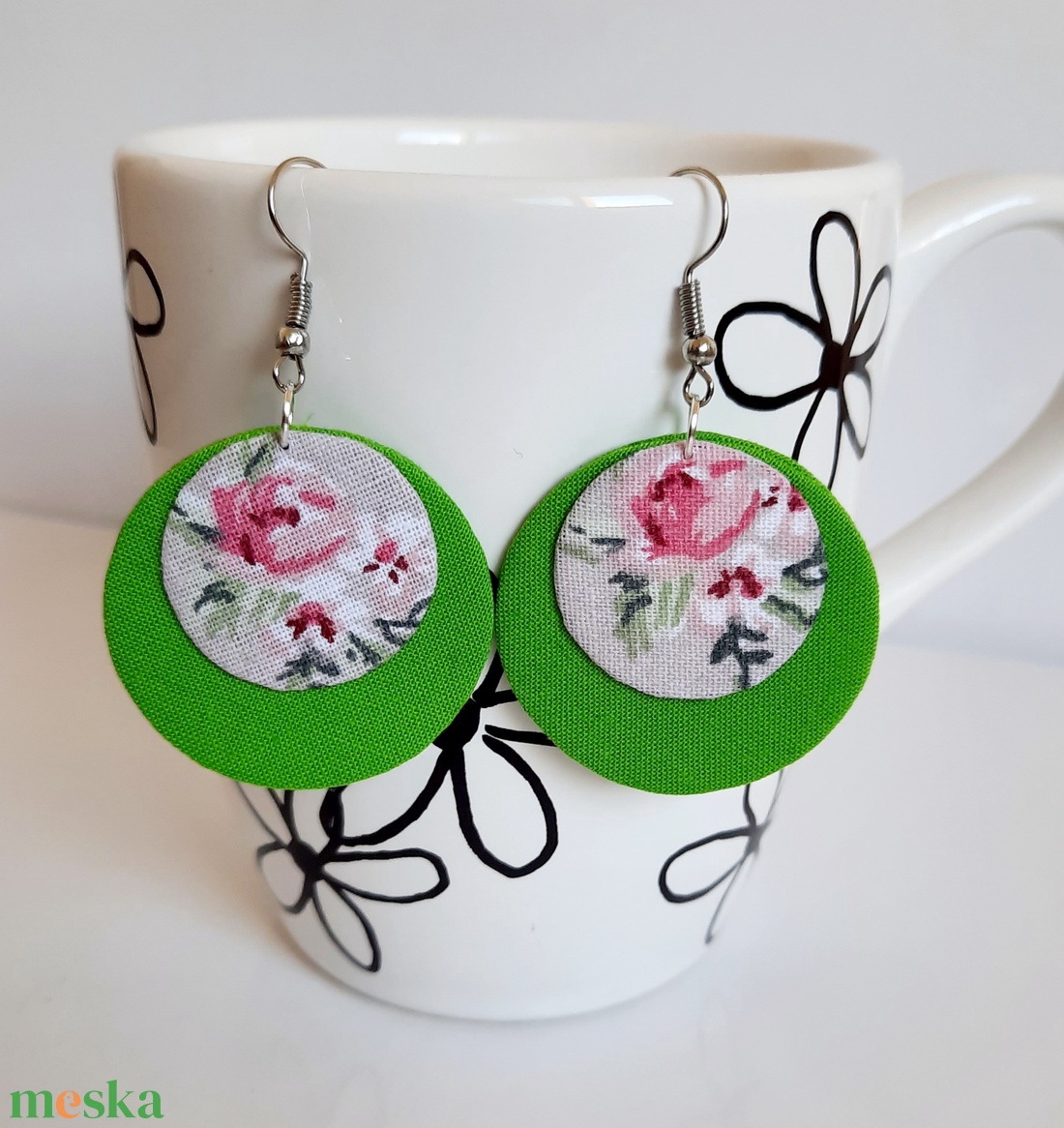 Zöld virágos textilfülbevaló - ékszer - fülbevaló - karika fülbevaló - Meska.hu