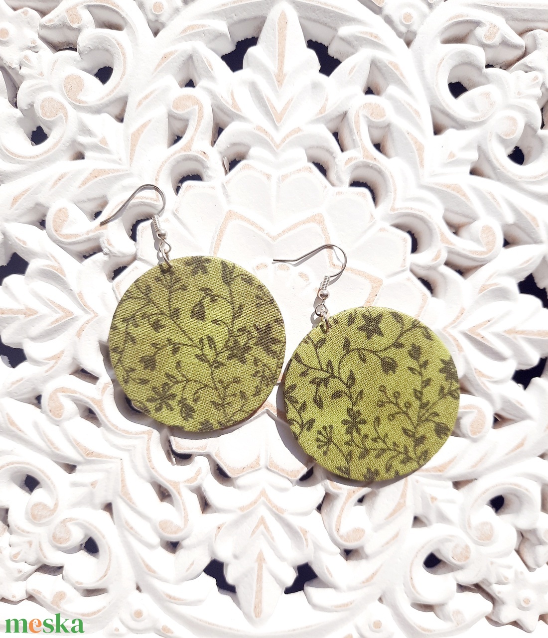 Zöld virágos textilfülbevaló - ékszer - fülbevaló - karika fülbevaló - Meska.hu