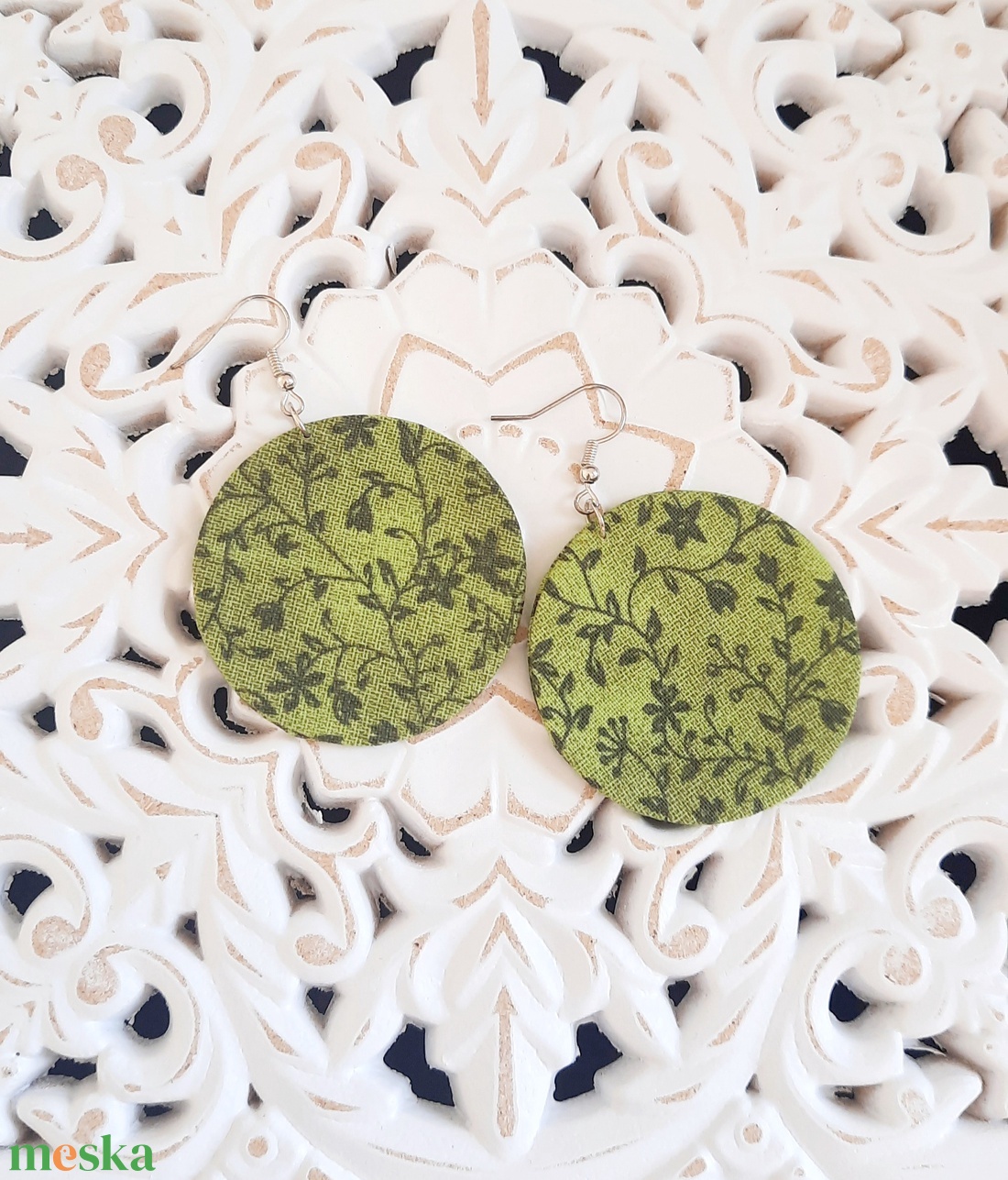 Zöld virágos textilfülbevaló - ékszer - fülbevaló - karika fülbevaló - Meska.hu