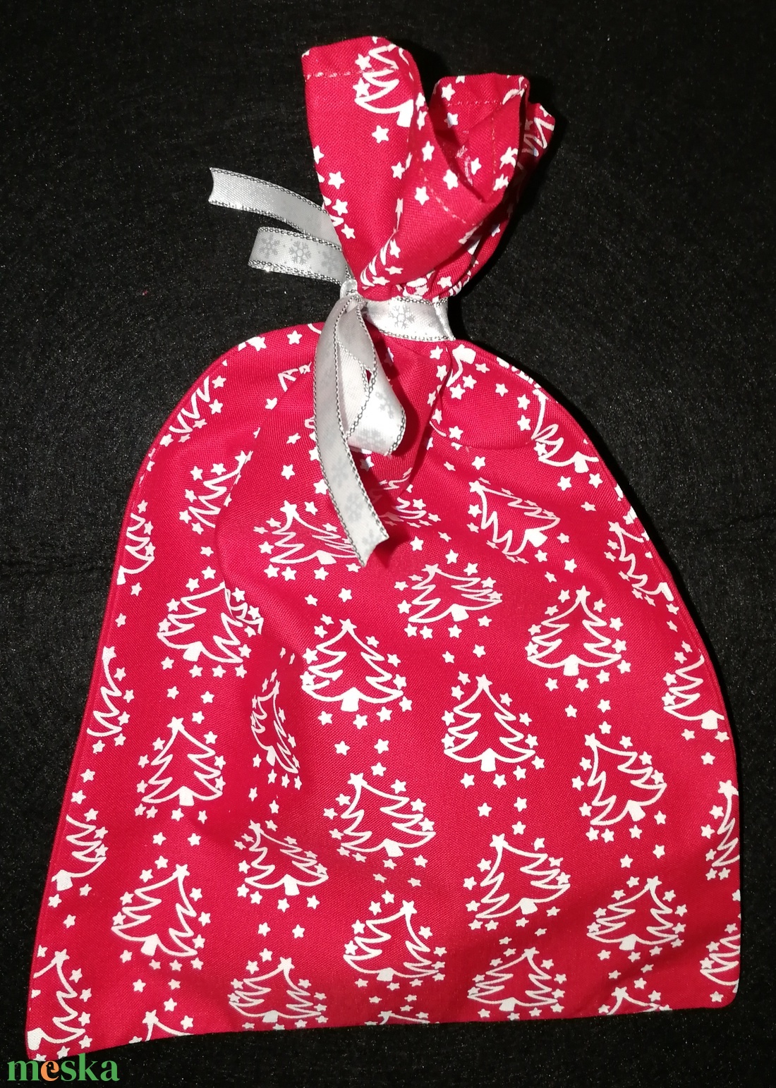 Ajándékzsák - piros-fehér karácsonyfás (kicsi) - karácsony - karácsonyi ajándékozás - karácsonyi ajándékcsomagolás - Meska.hu
