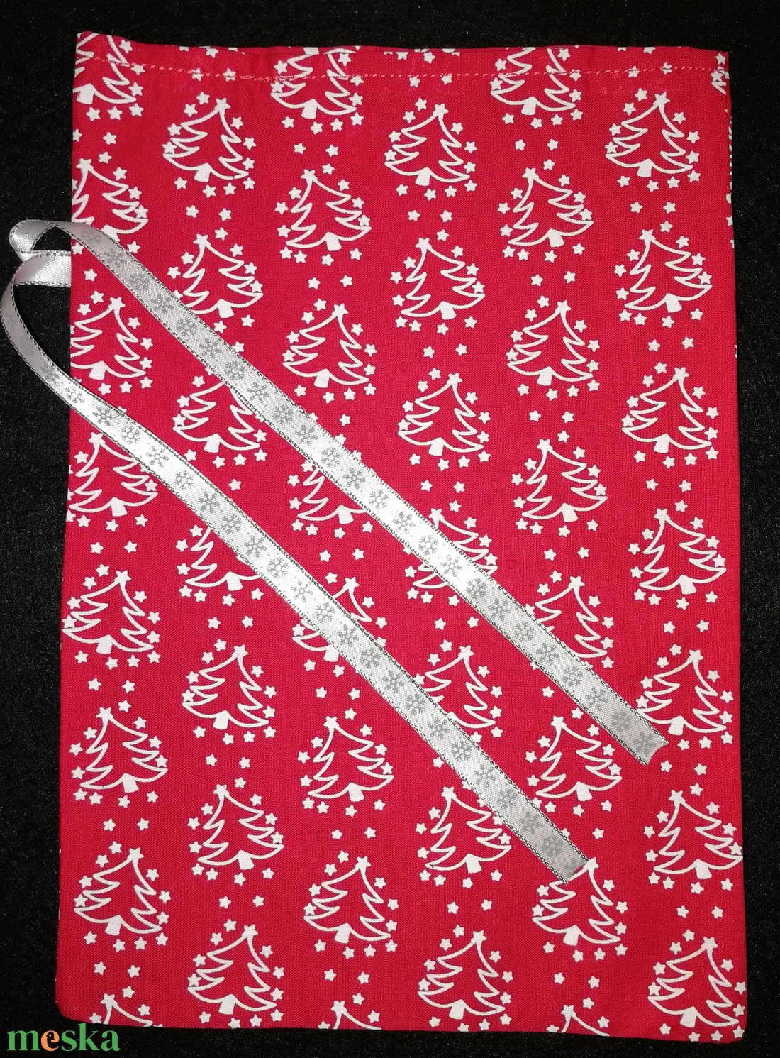 Ajándékzsák - piros-fehér karácsonyfás (kicsi) - karácsony - karácsonyi ajándékozás - karácsonyi ajándékcsomagolás - Meska.hu
