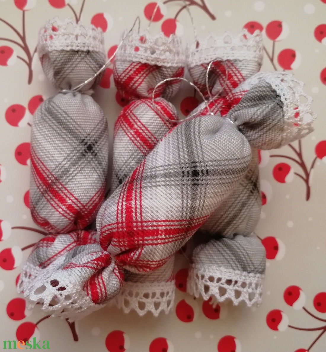 Textil szaloncukor - szürke-piros - karácsony - karácsonyi lakásdekoráció - karácsonyfadíszek - Meska.hu