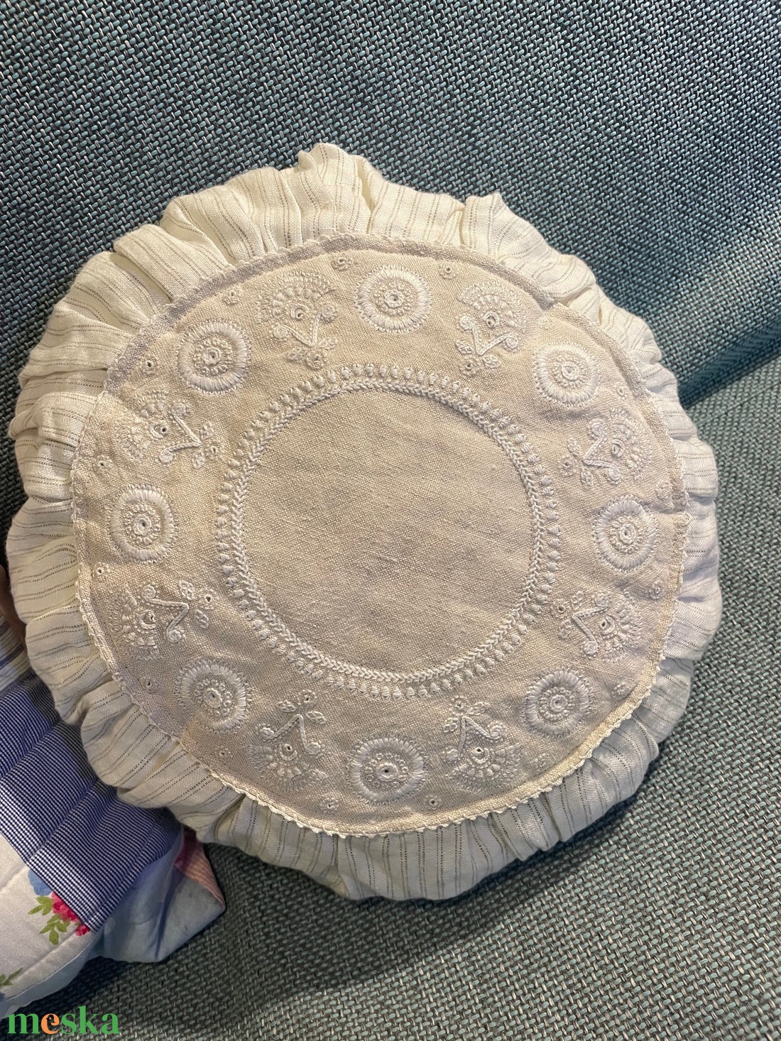 Vintage hímzett romantikus fehér-bézs díszpárna - otthon & életmód - lakástextil - párna & párnahuzat - díszpárna (belsővel együtt) - Meska.hu