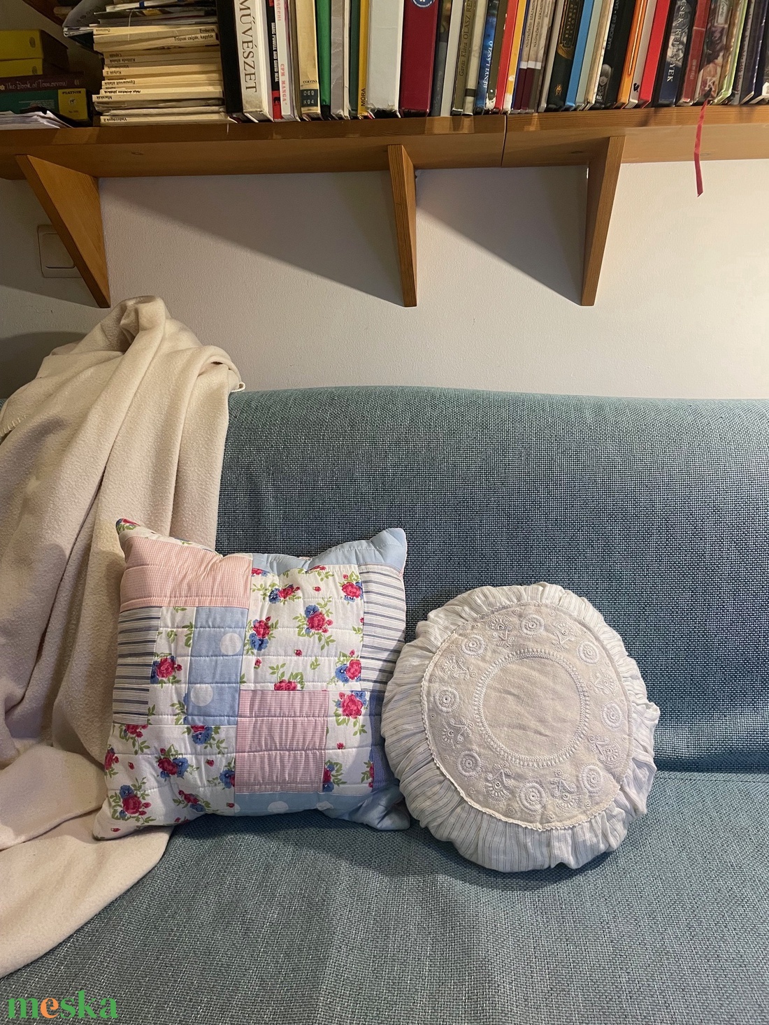 Vintage hímzett romantikus fehér-bézs díszpárna - otthon & életmód - lakástextil - párna & párnahuzat - díszpárna (belsővel együtt) - Meska.hu