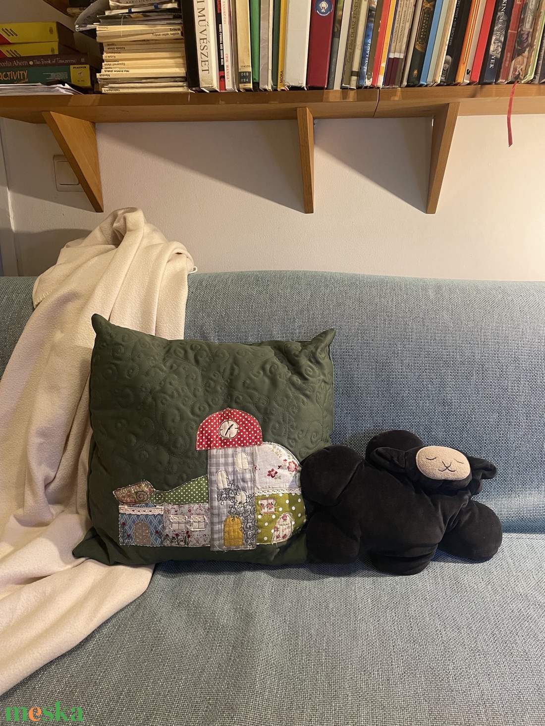 Bárányfelhő vagy viharfelhő - bárány formájú puha párna - otthon & életmód - lakástextil - párna & párnahuzat - díszpárna (belsővel együtt) - Meska.hu