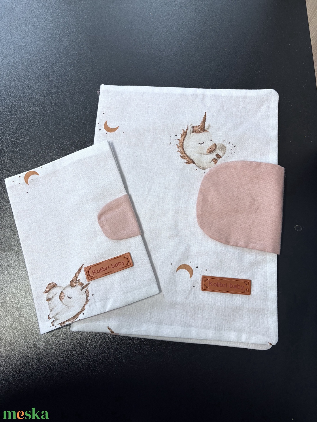 Pelenkázó neszeszer, vízálló alátét és kiskönyvborító  - táska & tok - neszesszer - Meska.hu