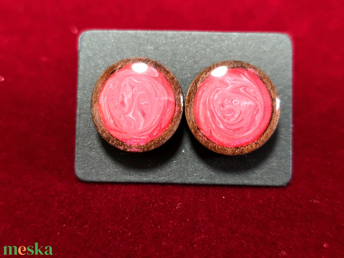 Piros márvány mintás fa cabochon fülbevaló � 10 mmEz a különleges, kézzel készült fülbevaló a természetes fa és a fényes - ékszer - fülbevaló - pötty fülbevaló - Meska.hu