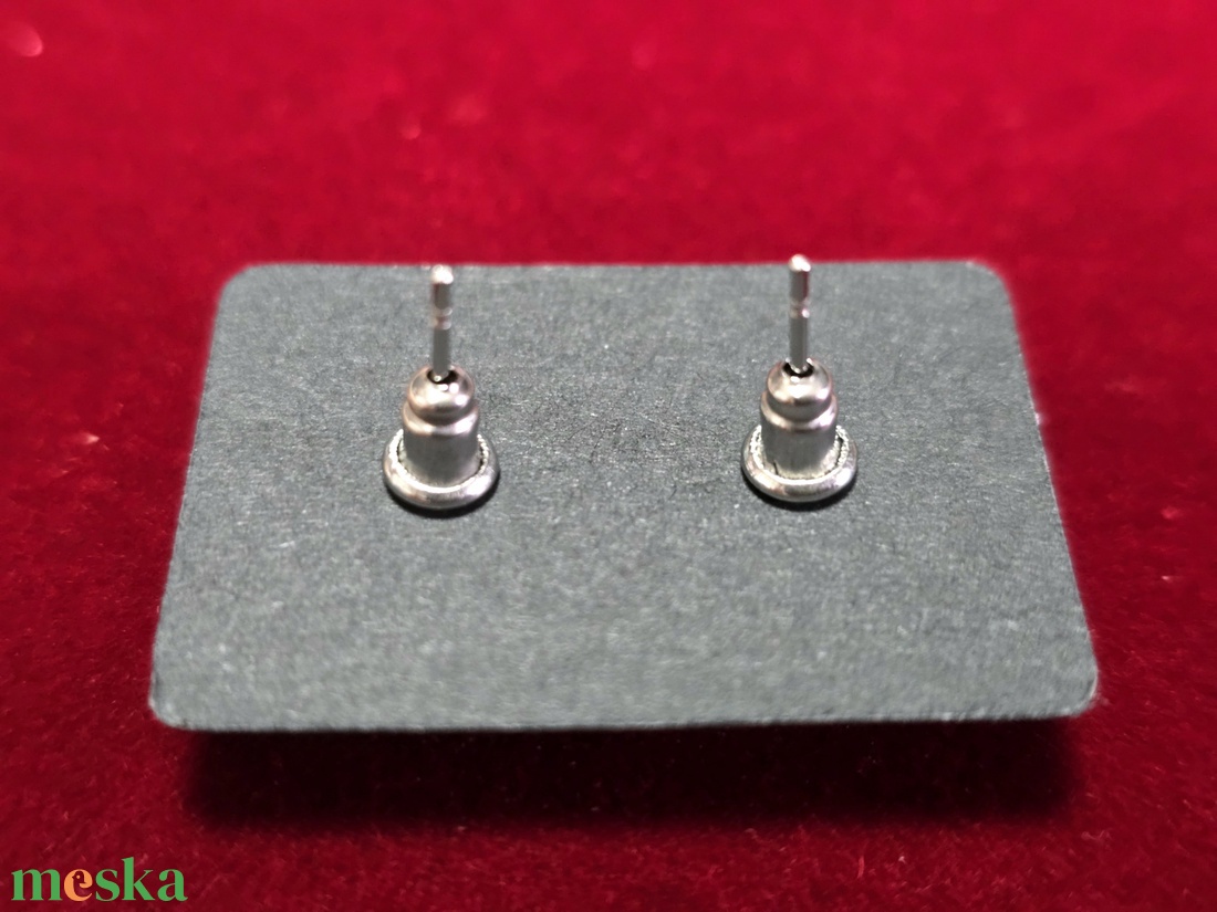 Piros márvány mintás fa cabochon fülbevaló � 10 mmEz a különleges, kézzel készült fülbevaló a természetes fa és a fényes - ékszer - fülbevaló - pötty fülbevaló - Meska.hu