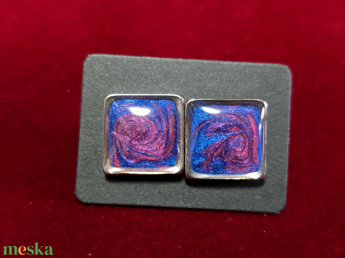 Kék�bíbor márvány mintás négyzet fülbevaló � 13x13 mm - ékszer - fülbevaló - pötty fülbevaló - Meska.hu