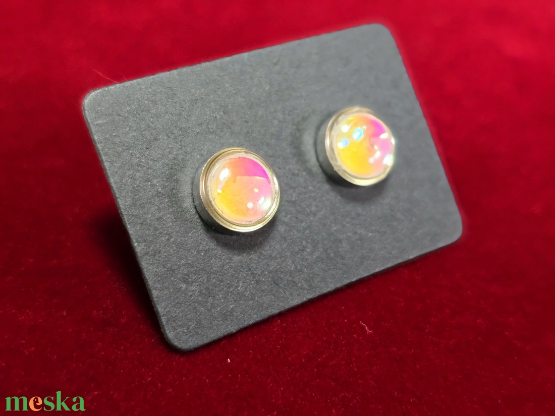 Pasztell színjátszós pötty fülbevaló � 8 mm - ékszer - fülbevaló - pötty fülbevaló - Meska.hu