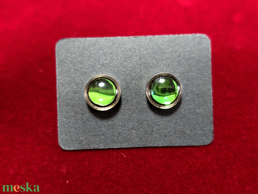 Smaragdzöld fényű,színjátszó pötty fülbevaló � 8 mm - ékszer - fülbevaló - pötty fülbevaló - Meska.hu
