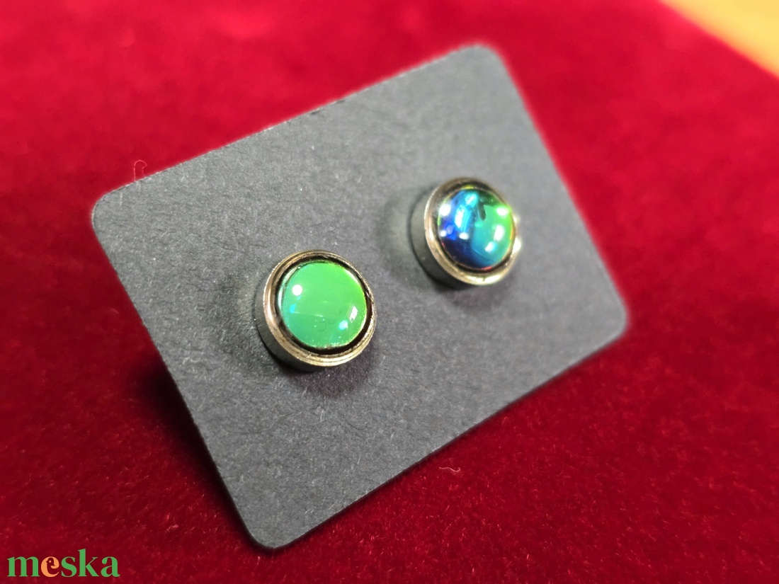 Smaragdzöld fényű,színjátszó pötty fülbevaló � 8 mm - ékszer - fülbevaló - pötty fülbevaló - Meska.hu